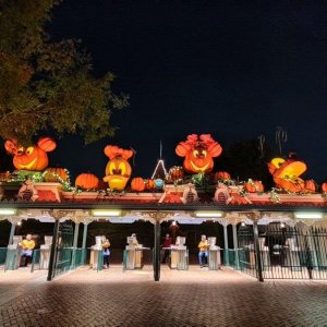 DISNEYLAND_ENTRANCE_HALLOWEEN-DECORATION.jpg