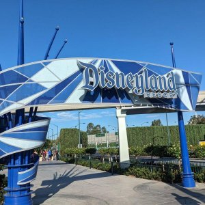 DISNEYLAND_RESORT_SIGN.jpg