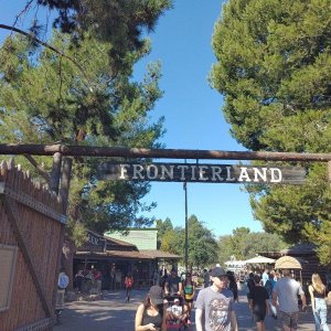 Disneyland-Park_Frontierland_Sign.jpg