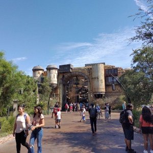 Disneyland-Park_Galaxys_Edge_05.jpg