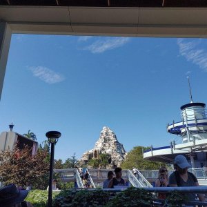 Disneyland-Park_Tomorrowland_01.jpg