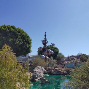 Disneyland-Park_Tomorrowland_03.jpg