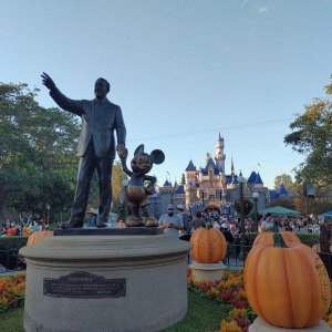 Disneyland-Park_Partners-Statue.jpg