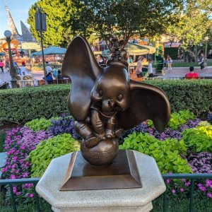 Disneyland-Park_Dumbo_Statue.jpg