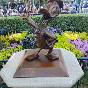 Disneyland-Park_Donald_Statue.jpg