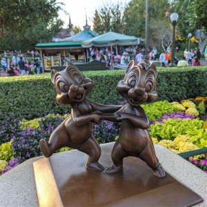 Disneyland-Park_Chip-and-Dale_Statue.jpg