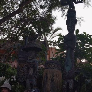 Walt_Disneys_Enchanted_Tiki-Room_01.jpg