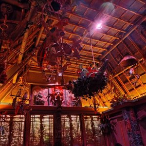Walt_Disneys_Enchanted_Tiki-Room_03.jpg