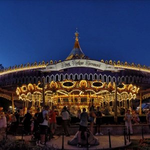 Disneyland-Park_Fantasyland_Carousel.jpg