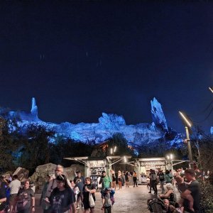 Disneyland-Park_Galaxys_Edge_Nighttime_01.jpg