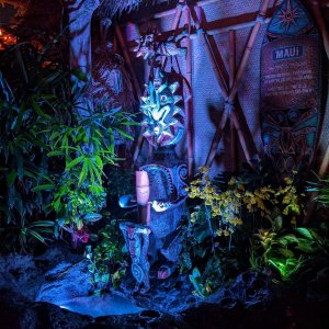Walt_Disneys_Enchanted_Tiki-Room_Nighttime_02.jpg