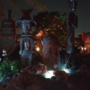 Walt_Disneys_Enchanted_Tiki-Room_Nighttime_04.jpg