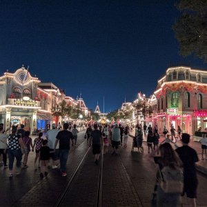 Disneyland-Park_Mainstreet_USA_Nighttime_01.jpg
