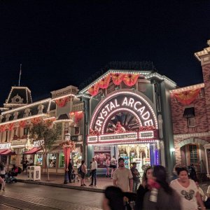 Disneyland-Park_Mainstreet_USA_Nighttime_02.jpg