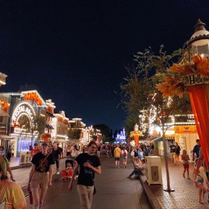 Disneyland-Park_Mainstreet_USA_Nighttime_03.jpg