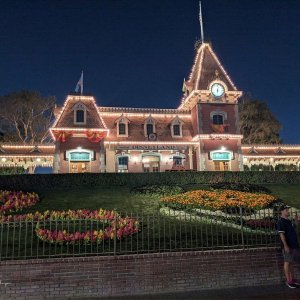 Disneyland_Railroad_Mainstreet-Station_Nighttime_01.jpg
