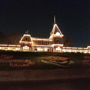Disneyland_Railroad_Mainstreet-Station_Nighttime_02.jpg