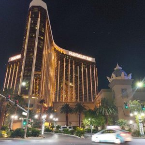 Las_Vegas_The_Strip_03_Mandalay_Bay.jpg
