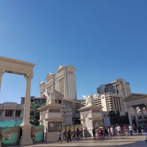 Cesars_Palace_Outside_01