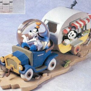 Diese Kugel gab es mal zusammen mit einer Uhr im Disney Catalog.
