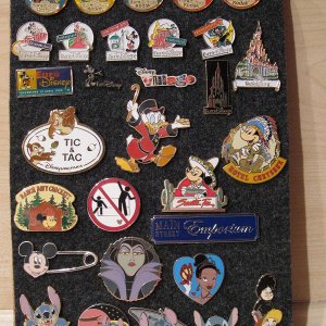 Verschiede Disney Pins 
EuroDisney,...
Stand 26.10.10