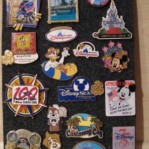 Asiatische Disney Pins und CruiseLine Pins
Stand 26.10.10