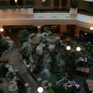 Atrium mit Themenlandschaft und Restaurant (Frühstück)