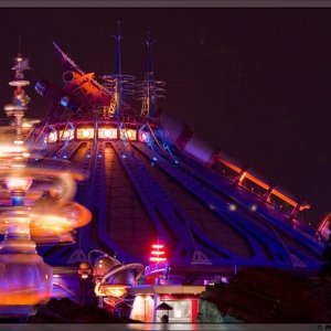 Space Mountain bei Nacht