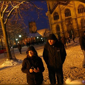 Nala und Mann vor dem Dom zu Münster