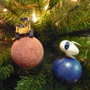 Wall-E & Eve auf selbstverzierten Kugeln aus Styropor