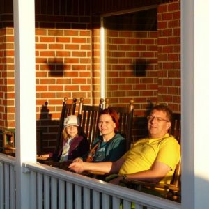 Abendsonne vorm Hotel, die Schaukelstühle waren bequem