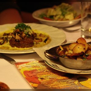 Argentinisches Rumpsteak mit Bratkartoffeln.