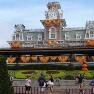 Bahnhof in Halloweendeko