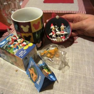 12 die ausbeute....
eine tasse von butlers, ein klekner sammel pluto und eine wunderschöne 20er weihnachtskugel aus dem dlp!!!