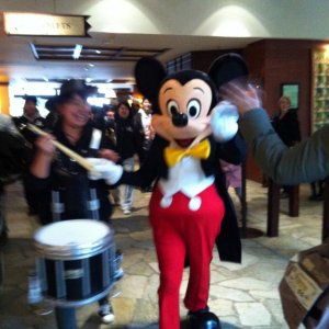 Mickey trommelt
