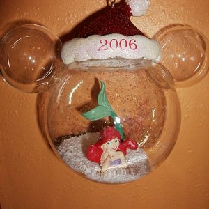 Weihnachtsornament Arielle im Schnee