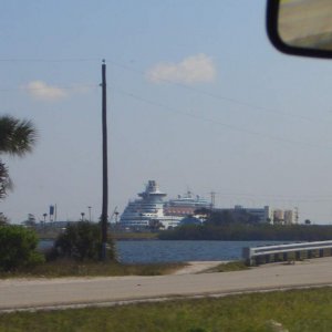 Erster Blick auf die "Monarch Of The Seas"