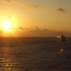 Sonnenaufgang mit Norwegian Sky