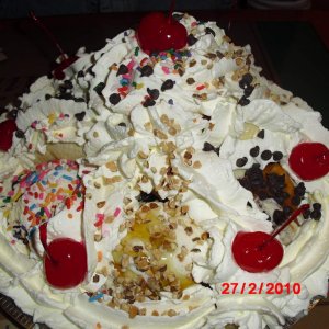 Ghiradelli´s Earthquake!!!!

8 kugeln eis
verschiedene toppins (soßen)
früchte
sahne
kirschen
schokosplitter
nüsse.........

einfach himmlisch!!!!