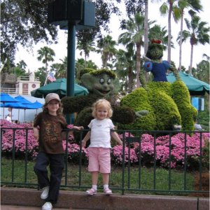 23.10.2008:
Hollywood Studios - Fabian und Kim Sophie mit Schneewittchen im Hintergrund