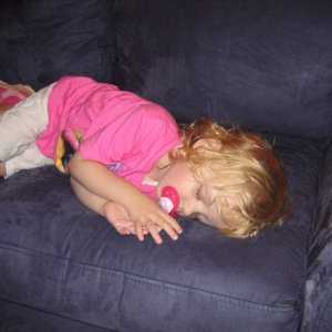 22.10.2008:
nach einem anstrengenden Tag schläft Kim Sophie gleich auf dem Sofa ein ...