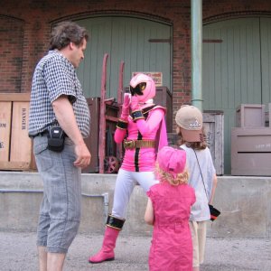 19.10.2008:
Hollywood Studios - Pink Space Ranger beim Autogramm schreiben.
Ratet mal, wessen Lieblingsranger das war .. natürlich Kim Sophie's (Mama,