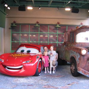 19.10.2008:
Hollywood Studios - Gruppenfoto mit McQueen und Hook
Nein, Fabian, den kannst Du nicht mit nach Hause nehmen ...