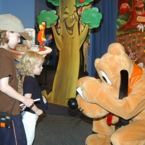 18.10.2008:
Autogrammstunde bei Pluto - das war vielleicht voll da ...