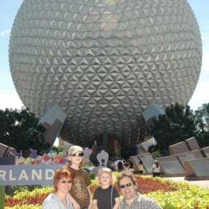 18.10.2008:
das obligatorische Familienfoto im Epcot darf natürlich nicht fehlen