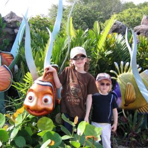 18.10.2008:
Epcot - vor "The Seas"
Hey, meine Idee war das bestimmt nicht, dass die Kinder da in der Botanik rumklettern - ein CM von Disney