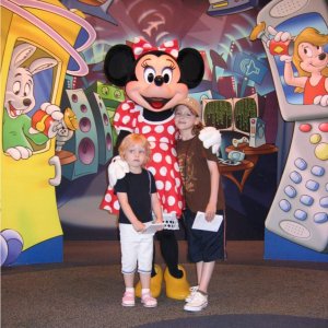 18.10.2008:
Epcot: Kim Sophie und Fabian mit Minnie Mouse