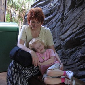 17.10.2008:
Animal Kingdom - Kim Sophie macht eine kleine Pause und kuschelt mit mir (Nein, auch wenn es so aussieht, sie schläft nicht)