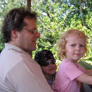 17.10.2008:
Animal Kingdom - auf der "Kilimanjaro Safari" wußte Kim Sophie gar nicht, wo sie zuerst hinsehen sollte - überall gab es was zu 