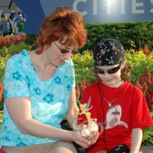 16.10.2008:
Epcot: Fabian und ich gehen mal allein hin - prompt müssen wir wieder als Tinkerbell's Landeplatz herhalten ..